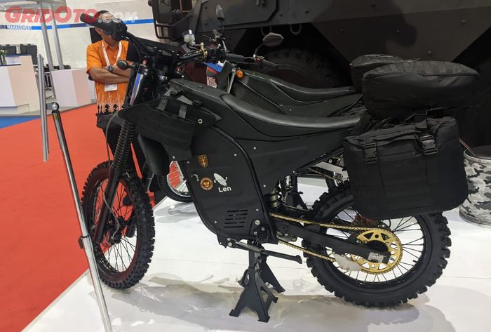 Tampilan motor listrik militer E-Tactical Motor Bike Type R yang dipameran Indo Defense 