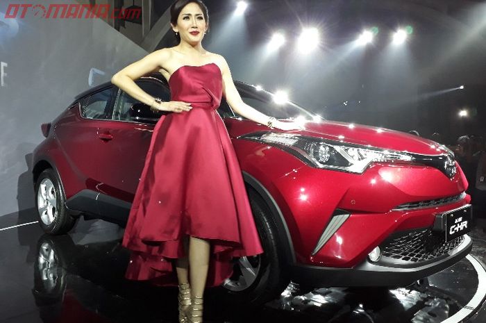 Warna red mica with black roof Toyota C-HR