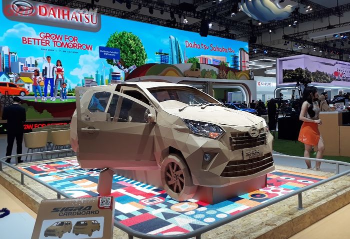 Daihatsu tampilkan Sigra yang terbuat dari kertas karton di GIIAS 2024
