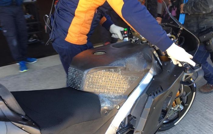 tangki baru Jorge Lorenzo saat tes MotoGP Spanyol