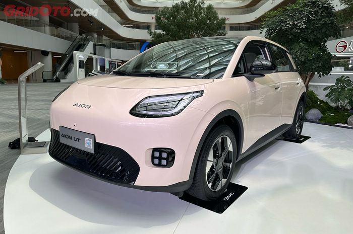 AION UT mobil listrik compact 5 seater