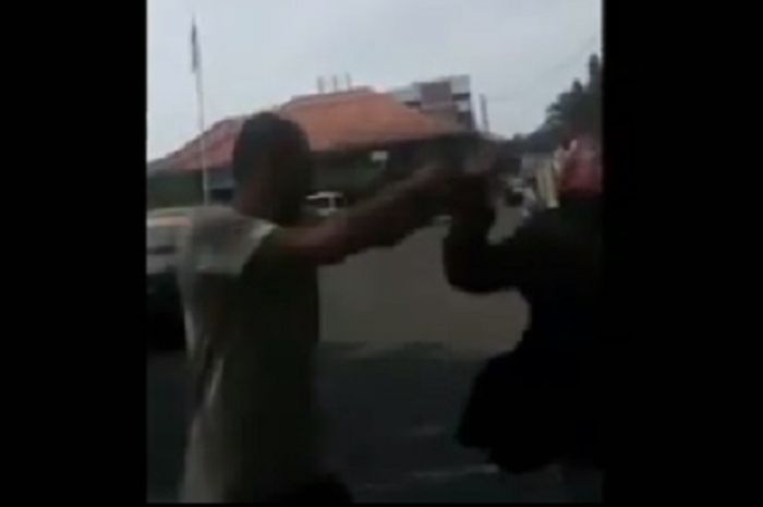 Seorang driver ojol dipukuli sopir angkot di Salatiga, Jateng.