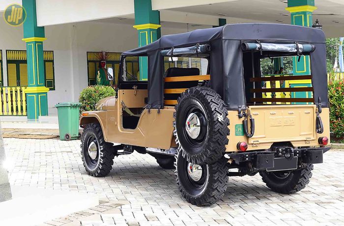 Sayangnya, kanvas asli bawaan Jeep CJ-6 ini sudah termakan usia, digantikan dengan kanvas custom dengan disain yang mirip. 
