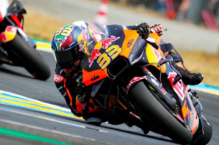 Alami insiden dengan Johann Zarco, winglet motor KTM RC16 tunggangan Brad Binder sampai copot sebelah di MotoGP Prancis 2022