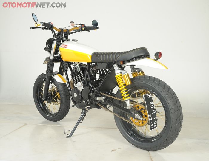 Yamaha Scorpio scrambler ini warnanya kuning yang juga terinspirasi dari motor karya Pieters