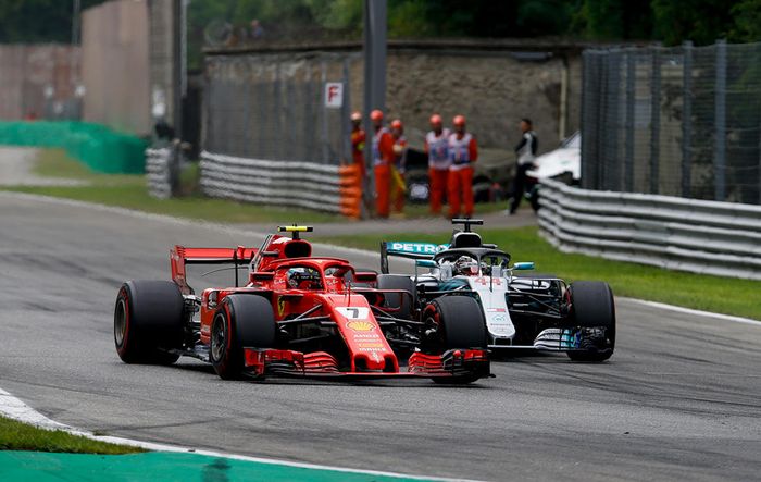 Kimi Raikkonen yang diharapkan bisa memberi kemenangan buat Ferrari di F1 Italia, gagal menahan tekanan dari Lewis Hamilton