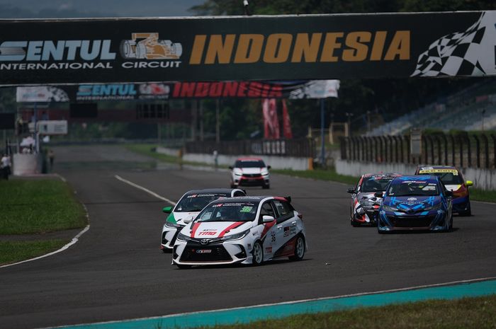 Pembalap tim Toyota Gazoo Racing Indonesia, Demas Agil pada balapan kejurnas seri ke-3 ISSOM 2022 di Sentul, Minggu (7/8)
