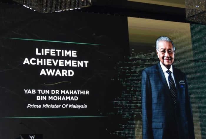 Mahathir Mohamad untuk pertama kalinya menerima Lifetime Achievement Award dari asosiasi motorsport Malaysia