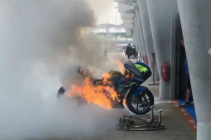 Motor Alex Rins terbakar di Sepang (1/11/2018)