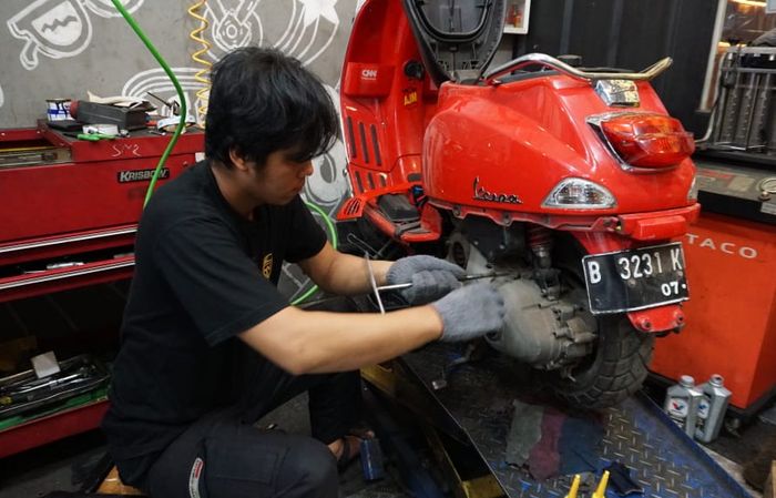 Tips mengecek CVT Vespa matik bekas.
