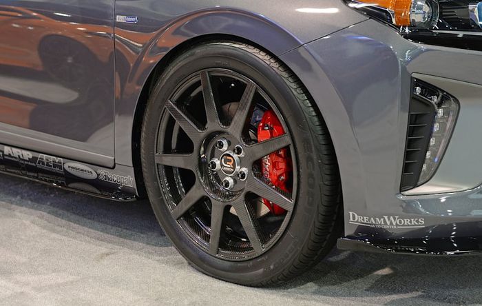 Modifikasi Hyundai IONIQ hybrid ditopang pelek Carbon Revolution 19 inci