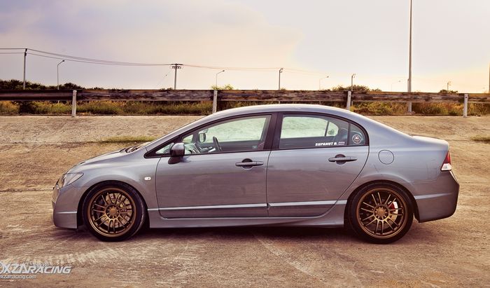 Tongkrongan Honda Civic FD sudah ditopang coilover Ohlins DFV