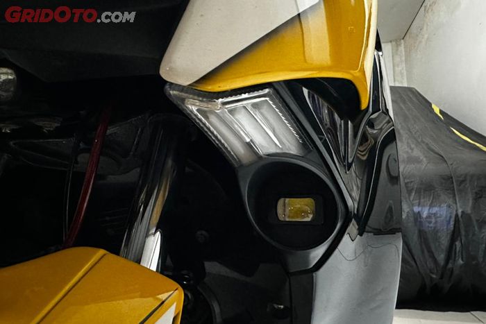 Lampu tambahan ini punya fungsi sebagai sein (orange), lampu senja (putih) dan lampu malam (putih) serta high beam (kuning)