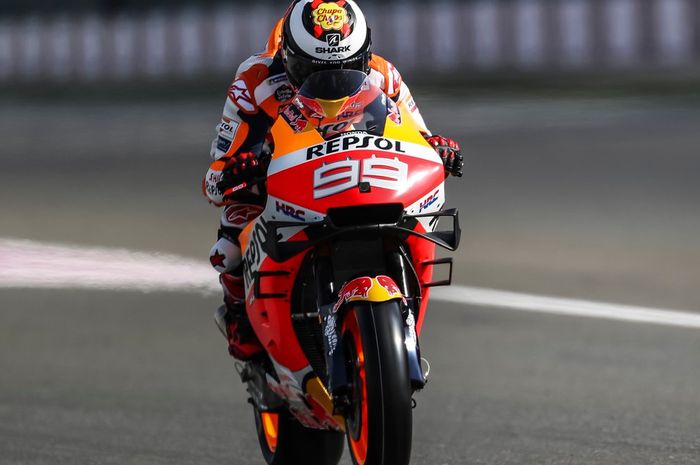 Saat FP3 MotoGP Qatar banyak insiden enggak terduga, Salah satu pembalap yang kurang beruntung adalah pembalap baru Repsol Honda, Jorge Lorenzo