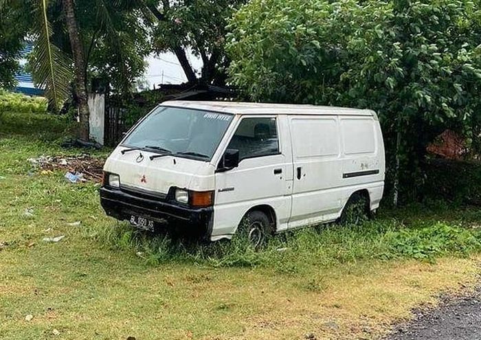 Mitsubishi Delica L300 mangkrak di kuburan mobil daerah Sabang, Aceh.