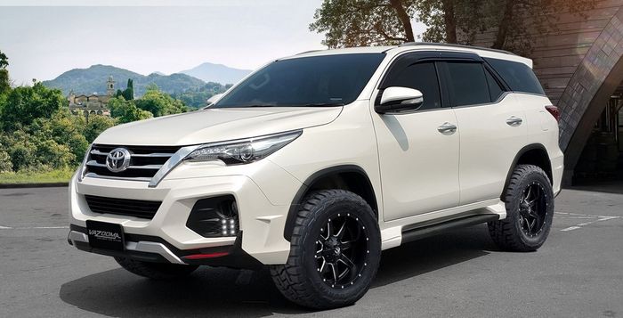 Toyota Fortuner pakai ban tapak lebar dan body kit