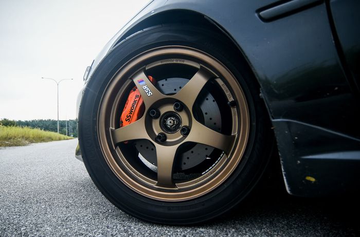 Modifikasi Toyota Great Corolla ini sudah upgrade kaki-kaki dan sektor pengereman