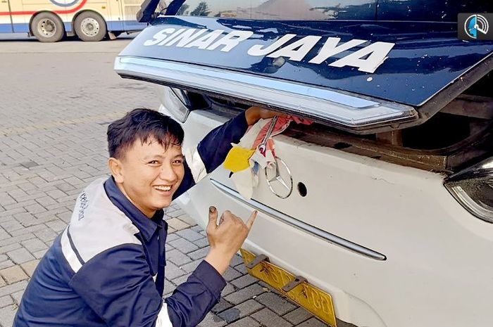 Ilustrasi, perbaikan bus Mercedes-Benz di posko mudik