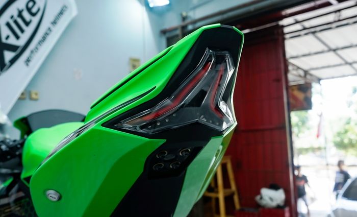 Stoplamp 3 in 1, bagian belakang Ninja ZX-25R jadi lebih ringkas dan minimalis