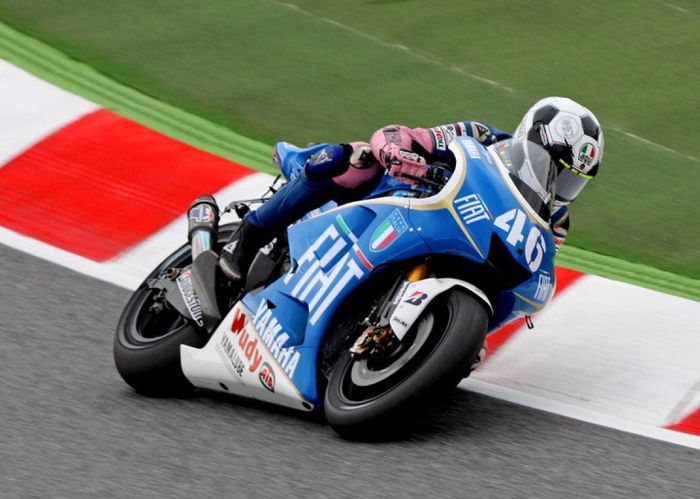 Untuk menyemangati timnas Italia di Piala Eropa 2008, motor Fiat Yamaha Rossi dilabur dengan livery khas jersey timnas Italia di MotoGP Catalunya 2008