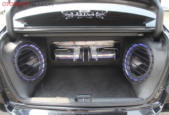 Bagasi Honda Civic FD1 dipenuhi audio dan peranti airsus
