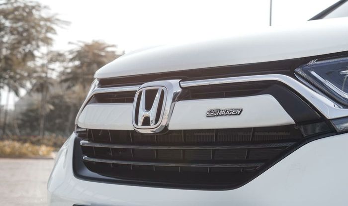 Bilah gril Mugen yang disematkan menggantikan gril krom bawaan Honda CR-V Prestige 2019