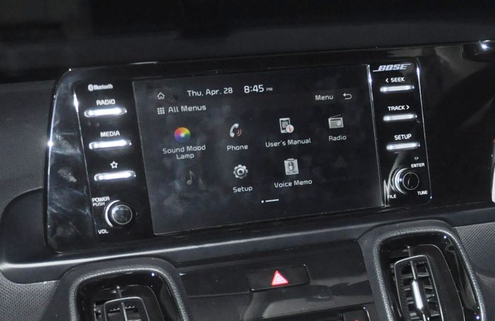 Haed unit Kia Sonet Premiere AT berukuran 8 inci.