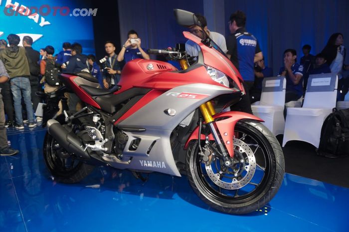 Ada tiga warna pilihan pada Yamaha R25 dan Re3 versi 2019