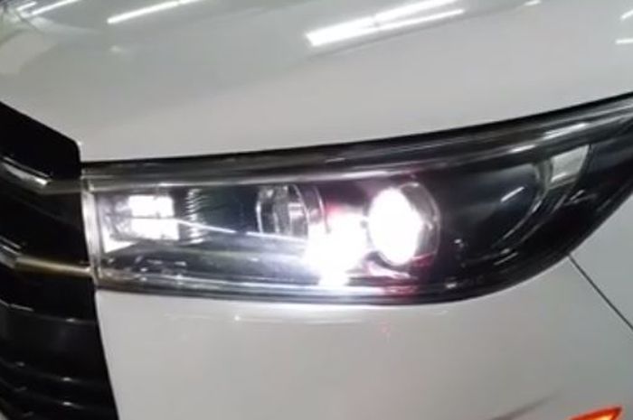 Ilustrasi headlamp Toyota Kijang Innova Reborn tipe V