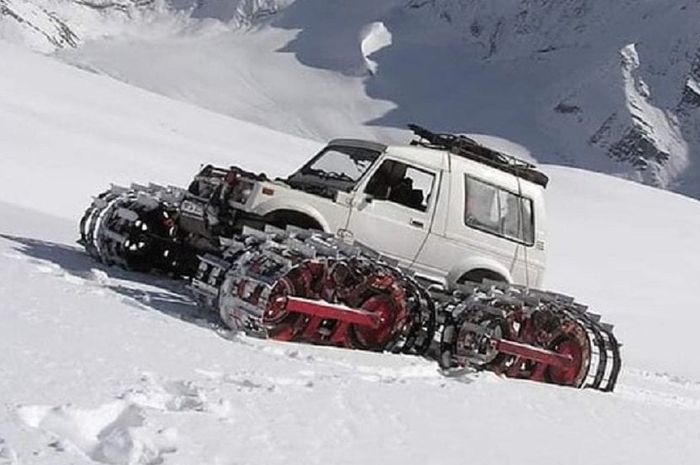Modifikasi Suzuki Jimny dijejali roda ala tank untuk libas Medan Salju