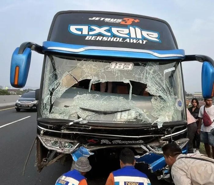 Kondisi bus PO Haryanto usai menyeruduk Pajero Sport di Tol Batang.