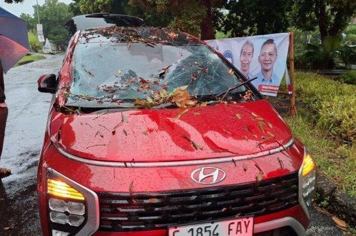 Hyundai Stargazer ringsek tertimpa pohon di Bogor