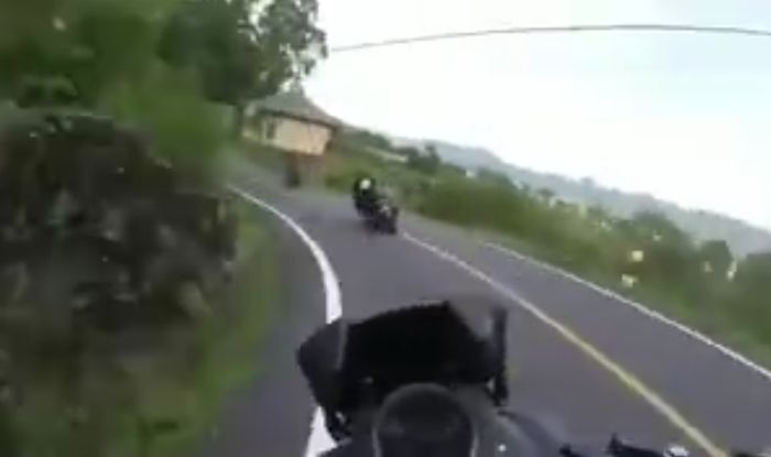 Kecelakaan adu kambing setelah cornering