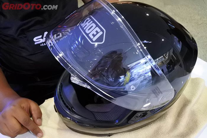 Kaca helm dengan anti fog bisa berjamur