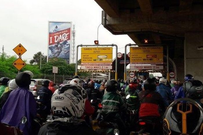 pengendara sepeda motor mengantre di depan Gerbang Tol Jakasampurna, Bekasi, meminta petugas membuka akses Tol Becakayu