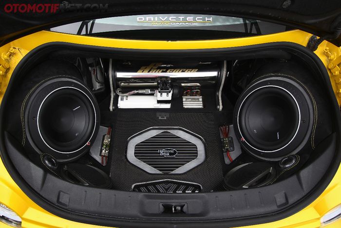  Audio dijejali 2 subwoofer Rockford Fosgate P1 10 inci, power monoblok HDT 3.000 watt, speaker belakang 2-way Cubig, power Harmonic Drive 4 channel 