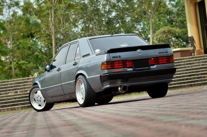 Modifikasi Mercedes-Benz 190E kembali tampil kece seperti mobil baru