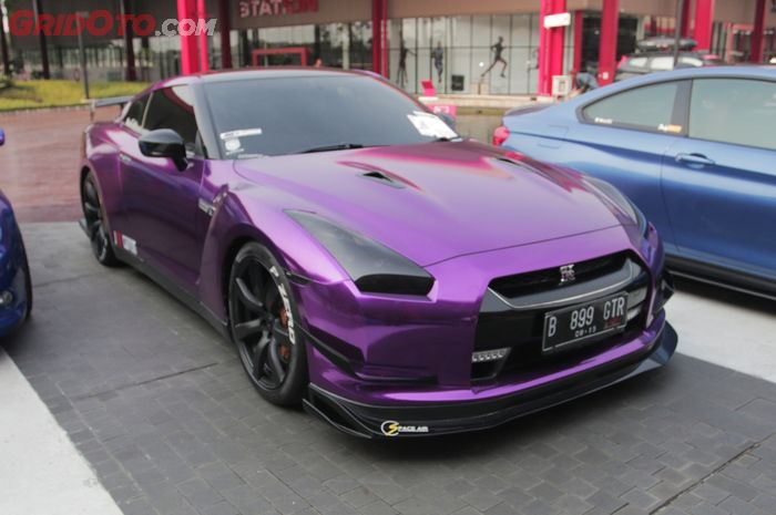 Nissan GT-R dibungkus wrapping sticker warna ungu