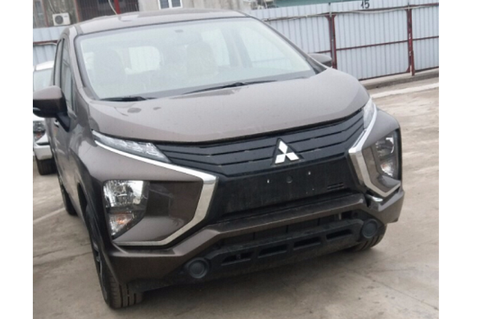 Mitsubishi Xpander warna coklat di Vietnam