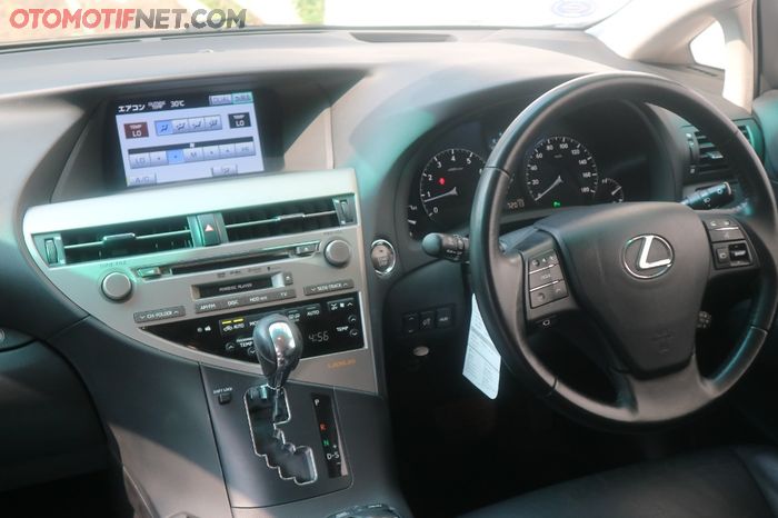 Head unit masih spek JDM, frekuensi radio sangat terbatas, tapi ditambahi modul untuk bluetooth