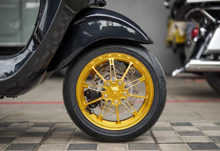 Vespa Sprint 150 i-get pakai pelek NC Project Drag Champion Rims Gold