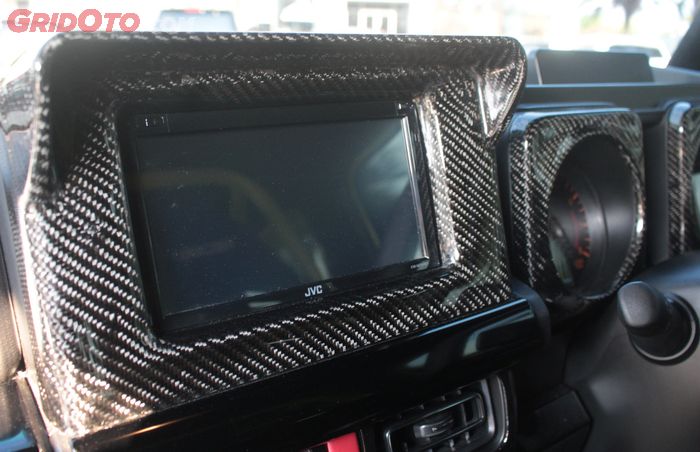 Cover headunit Suzuki Jimny berlapis karbon kevlar