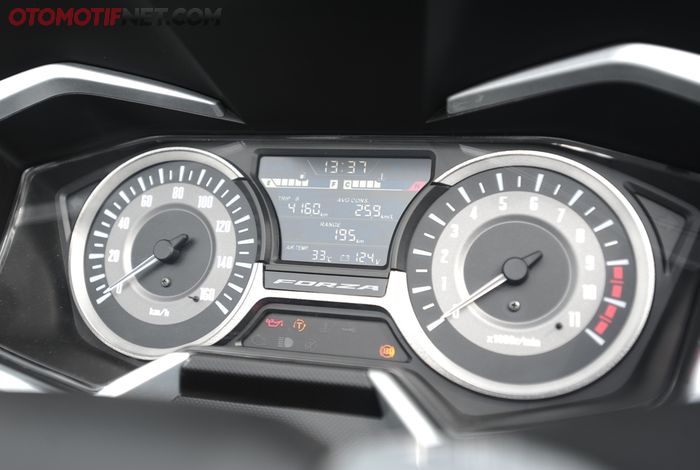 Spidometer Honda Forza perpaduan analog dan digital, konsumsi bensin rata-rata ketika selesai pengetesan dapat angka 26,4 km/liter