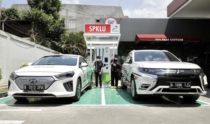 SPKLU Pertamina yang terpasang di SPBU Fatmawati ini merupakan Stasiun Pengisian Daya Fast Charging 50 kW, yang mendukung pengisian daya dari berbagai type gun mobil listrik di Indonesia