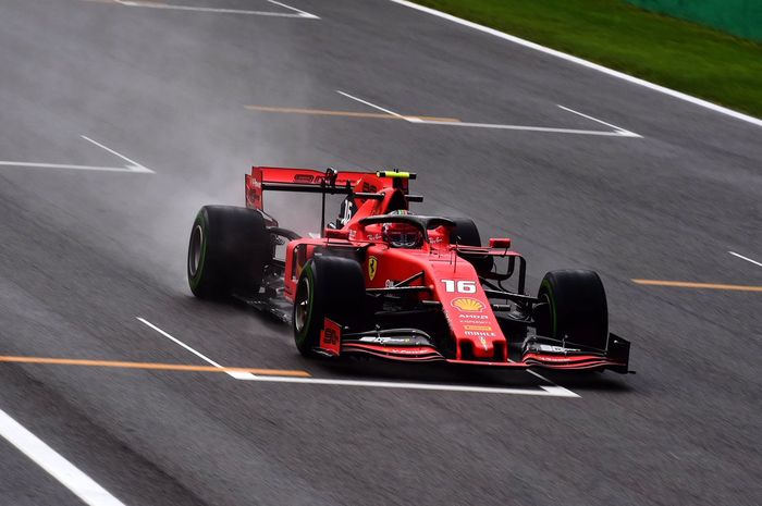 Charles Leclerc berhasil jadi yang tercepat , sementara Lewis Hamilton harus puas di posisi keempat