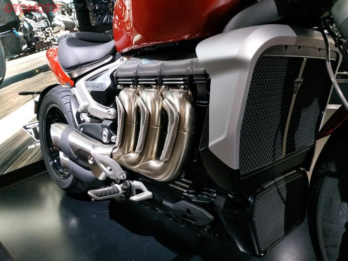 Mesin Triumph Rocket 3 R 3 silinder segaris dengan posisi silinder unik