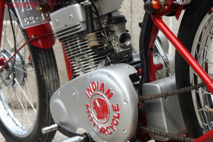 Cover mesin dikasih label Indian Motorcycle
