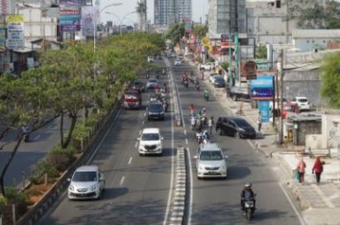 Ilustrasi jalur cepat dan jalur lambat di Jalan Raya Margonda, Depok