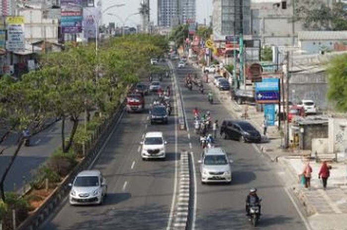 Ilustrasi jalur cepat dan jalur lambat di Jalan Raya Margonda, Depok