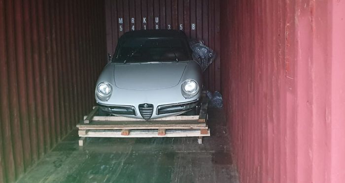 Penggagalan penyelundupan di Pelabuhan Tanjung Priok 17 Desember 2019. Alfa Romeo diduga 1750 Spider Veloce